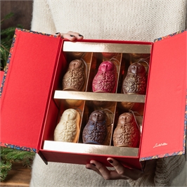 {{productViewItem.photos[photoViewList.activeNavIndex].Alt || productViewItem.photos[photoViewList.activeNavIndex].Description || 'Набор шоколадных матрешек с сюрпризом'}}