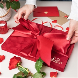 {{productViewItem.photos[photoViewList.activeNavIndex].Alt || productViewItem.photos[photoViewList.activeNavIndex].Description || 'Набор красных сердец в бархатной коробке'}}