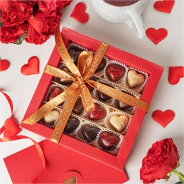 {{productViewItem.photos[photoViewList.activeNavIndex].Alt || productViewItem.photos[photoViewList.activeNavIndex].Description || 'Набор из 16 конфет ручной работы из коллекции 2026'}}