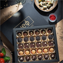 {{productViewItem.photos[photoViewList.activeNavIndex].Alt || productViewItem.photos[photoViewList.activeNavIndex].Description || 'Набор из 30 конфет ручной работы из коллекции «ШЕФ» 2026'}}