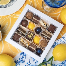 {{productViewItem.photos[photoViewList.activeNavIndex].Alt || productViewItem.photos[photoViewList.activeNavIndex].Description || 'Набор из 16 конфет «Дольче Вита»'}}